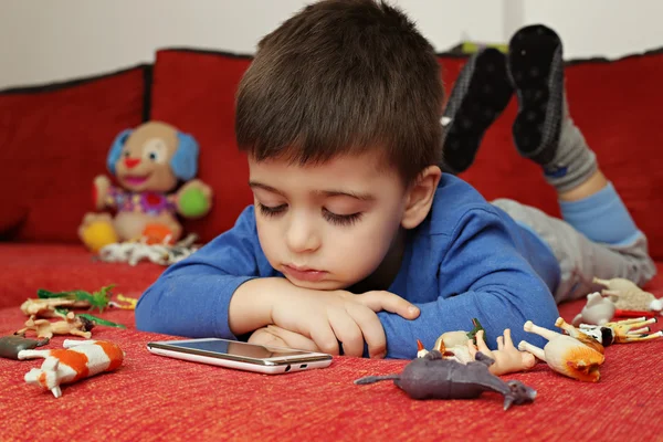 Tablet üzerinde oynama çocuk