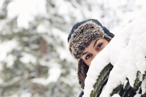 Fille dans un chapeau de fourrure — Photo