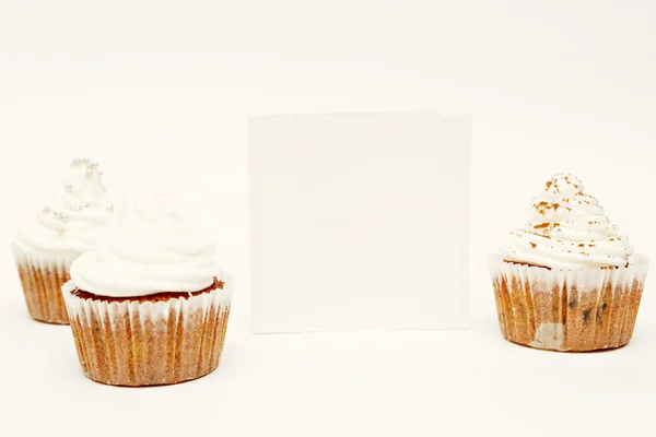 빈 카드와 함께 컵 케이크 — 스톡 사진