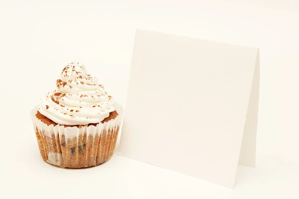 Cupcake e cartão em branco — Fotografia de Stock