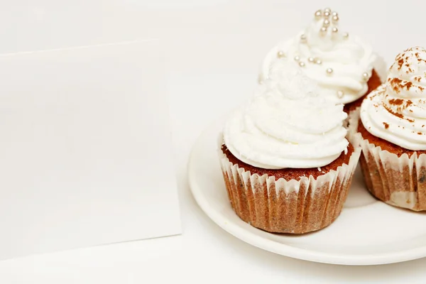 Cupcakes with blank card — Stock Photo, Image