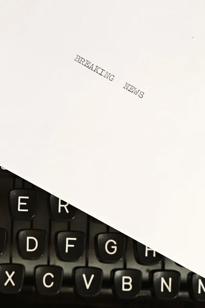 Breaking news written on an old typewriter — Stock Photo, Image