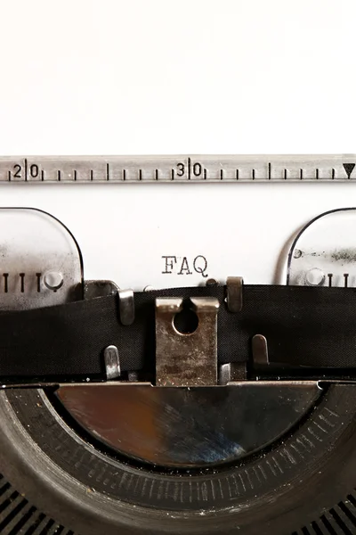 Palavra FAQ escrito em uma velha máquina de escrever — Fotografia de Stock
