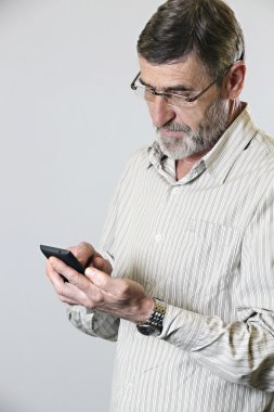 Orta yaşlı adam onun telefon arayan