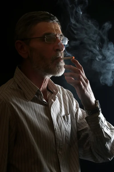 Homem idoso com cigarro — Fotografia de Stock