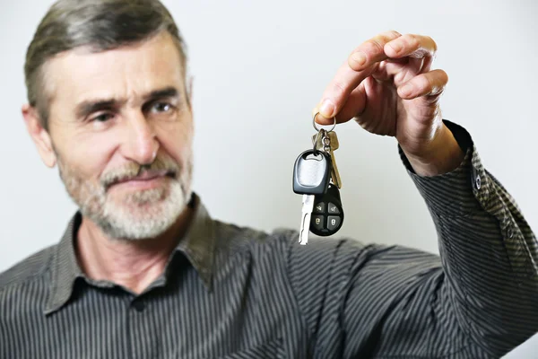 Hombre mayor sosteniendo la llave del coche —  Fotos de Stock