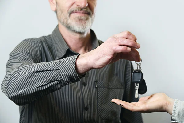 Hombre mayor dando la llave del coche —  Fotos de Stock