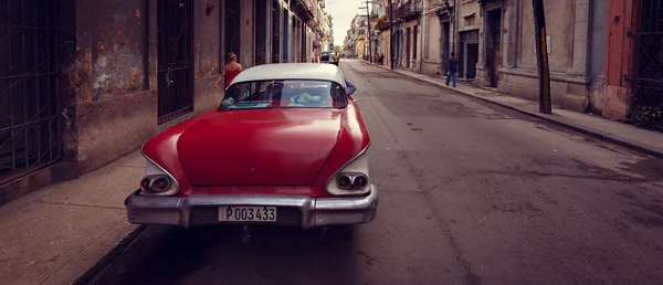 Staré americké auto na ulici. — Stock fotografie