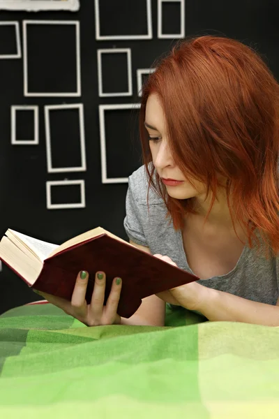 Mädchen liest ein Buch — Stockfoto