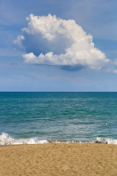 Mar azul tropical y cielo azul con nubes —  Fotos de Stock