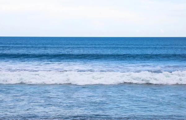 Tropical blue clean ocean with beautiful waves — Stock Photo, Image