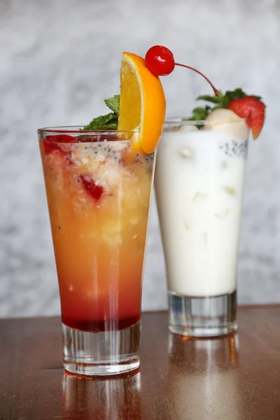 Frukt cocktail och lychee yoghurt — Stockfoto