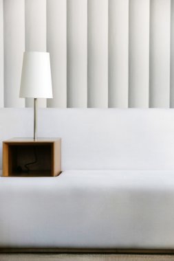 Modern oturma odası iç beyaz kanepe ve lamba