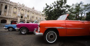 Havana Caddesi üzerinde eski bir Amerikan araba