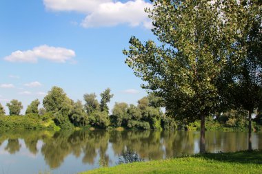 Yaz günü nehir Bankası