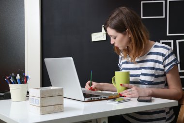 Not yazma laptop önünde genç kadın