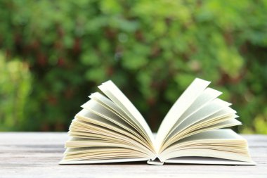 Tahta masanın üzerinde açık bir kitap