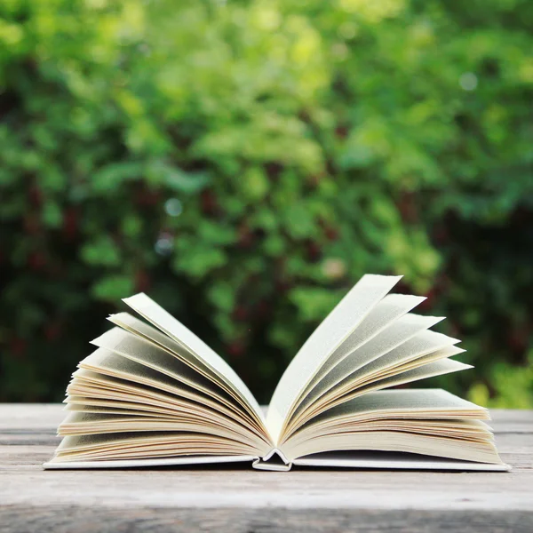 Open boek op houten tafel — Stockfoto