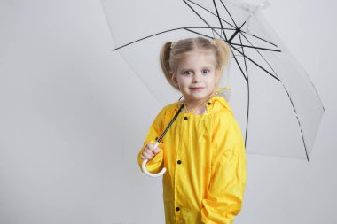Sarı Yağmurluklu Şirin Küçük Kız Şemsiye Stüdyosu Yağmurda Çocuk Portresi Tutuyor