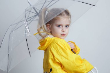 Sarı Yağmurluklu Şirin Küçük Kız Şemsiye Stüdyosu Yağmurda Çocuk Portresi Tutuyor
