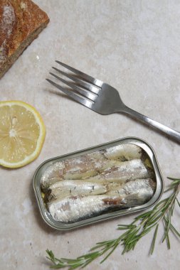 Açık sardalya tenekesinin genel manzarası, günlük protein alımının büyük kaynağı.