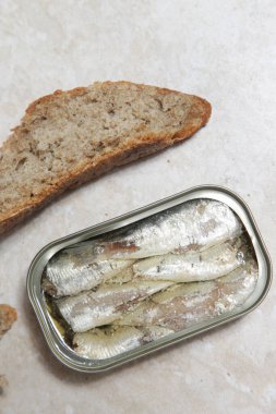 Açık sardalya tenekesinin genel manzarası, günlük protein alımının büyük kaynağı.