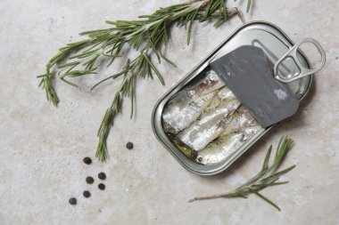 Açık sardalya tenekesinin genel manzarası, günlük protein alımının büyük kaynağı.