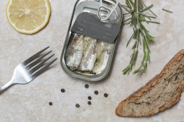 Açık sardalya tenekesinin genel manzarası, günlük protein alımının büyük kaynağı.