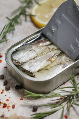 Açık sardalya tenekesinin genel manzarası, günlük protein alımının büyük kaynağı.