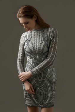 Premium Hand 'deki Kadın Modeli' nin Stüdyo Çekimi. Süslemeli Mini Uzun Elbise. Baş döndürücü Özgüven Yüksek modayı yükseltiyor.