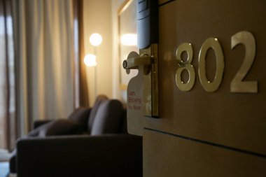 Otelin kapı askısı. Lütfen oda etiketimi kapı kolunda asılı olarak temizle.