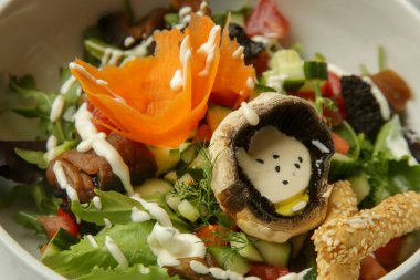 Mantarlı yeşil salata, zeytinyağı ve limon soslu taze sebze sağlıklı ve lezzetli bir yemek seçeneği..