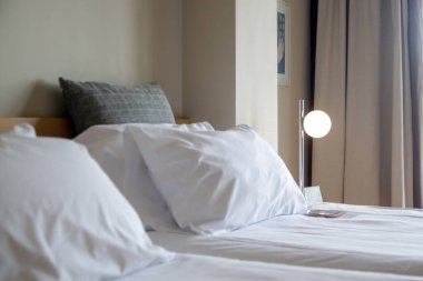 Oteldeki klasik yatak odası süiti.