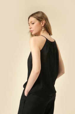 İpek siyah gecelikli genç bir kadın modelin stüdyo fotoğrafı..