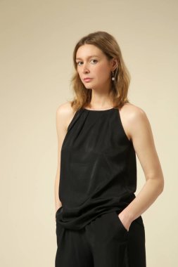 İpek siyah gecelikli genç bir kadın modelin stüdyo fotoğrafı..