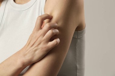 Kolunu kaşıyan kadının yakın görüntüsü. Sağlık ve tıbbi konsept.