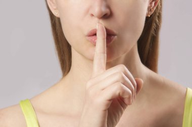 Parmaklar dudaklarda - sessiz jest