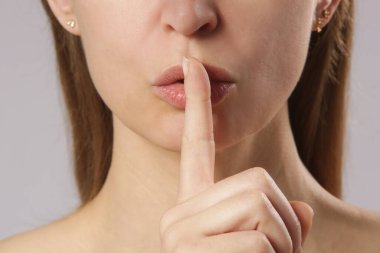 Parmaklar dudaklarda - sessiz jest