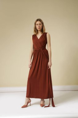 Jersey Wrap-Tie Maxi Elbiseli Kadın Stüdyosu Kahverengi