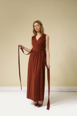 Jersey Wrap-Tie Maxi Elbiseli Kadın Stüdyosu Kahverengi