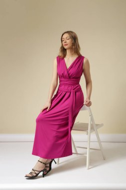 Jersey 'li Stüdyo Çekimi Pembe Giysili Maxi Elbisesi