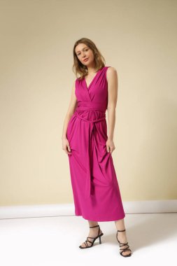 Jersey 'li Stüdyo Çekimi Pembe Giysili Maxi Elbisesi