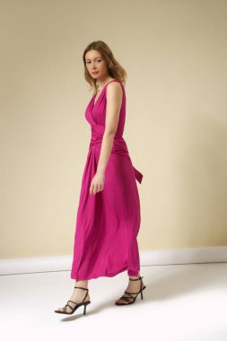 Jersey 'li Stüdyo Çekimi Pembe Giysili Maxi Elbisesi