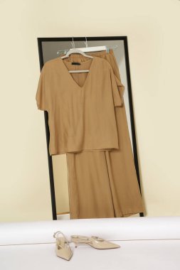 Moda atölyesinde askıda asılı lüks el yapımı giysiler. Tasarımcı galerisindeki askıda sergilenen moda kıyafetleri.