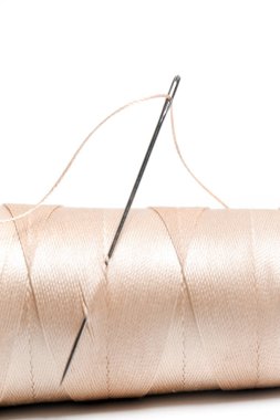 Beyaz Arkaplanda İplik ve Dikiş İğnesinin Yakın Çekimi, Asgari Terzilik ve Zanaat Konsepti