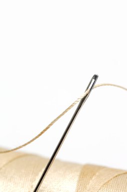 Beyaz Arkaplanda İplik ve Dikiş İğnesinin Yakın Çekimi, Asgari Terzilik ve Zanaat Konsepti