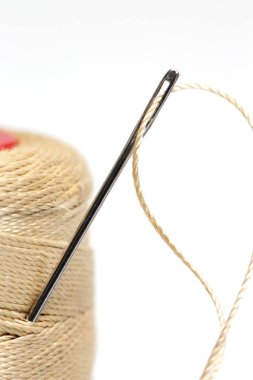 Beyaz Arkaplanda İplik ve Dikiş İğnesinin Yakın Çekimi, Asgari Terzilik ve Zanaat Konsepti