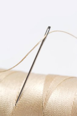 Beyaz Arkaplanda İplik ve Dikiş İğnesinin Yakın Çekimi, Asgari Terzilik ve Zanaat Konsepti