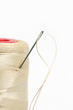 Beyaz Arkaplanda İplik ve Dikiş İğnesinin Yakın Çekimi, Asgari Terzilik ve Zanaat Konsepti