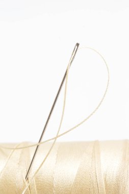 Beyaz Arkaplanda İplik ve Dikiş İğnesinin Yakın Çekimi, Asgari Terzilik ve Zanaat Konsepti